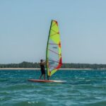 Windsurfen lernen 2026: Ausrüstung, Einstieg, Segel