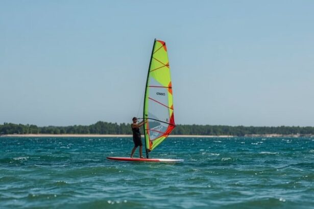 Windsurfen lernen 2026: Ausrüstung, Einstieg, Segel
