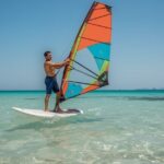 Windsurfen lernen im Urlaub: Einstieg für Erwachsene