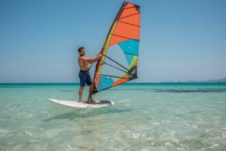 Windsurfen lernen im Urlaub: Einstieg für Erwachsene