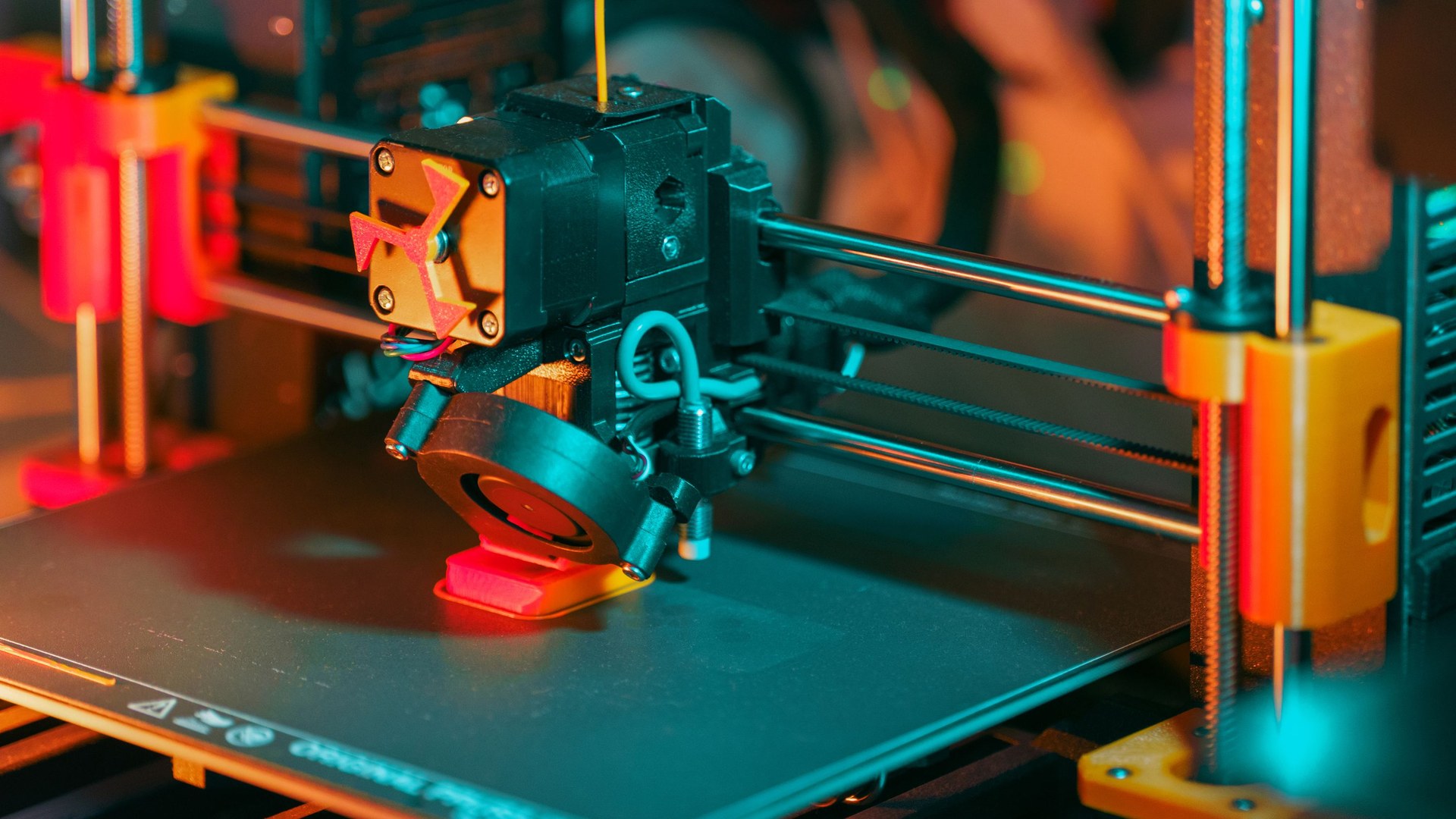 FDM-3D-Drucker beim Extrudieren von Filament auf der Druckplatte (Symbolbild)