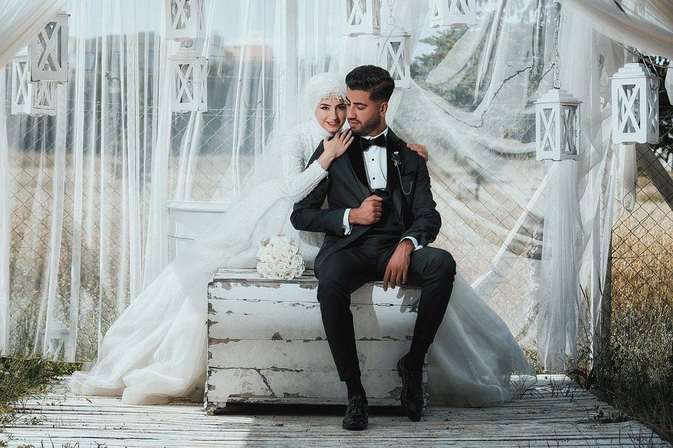 Hochzeitspaar sitzt gemeinsam auf einer Treppe