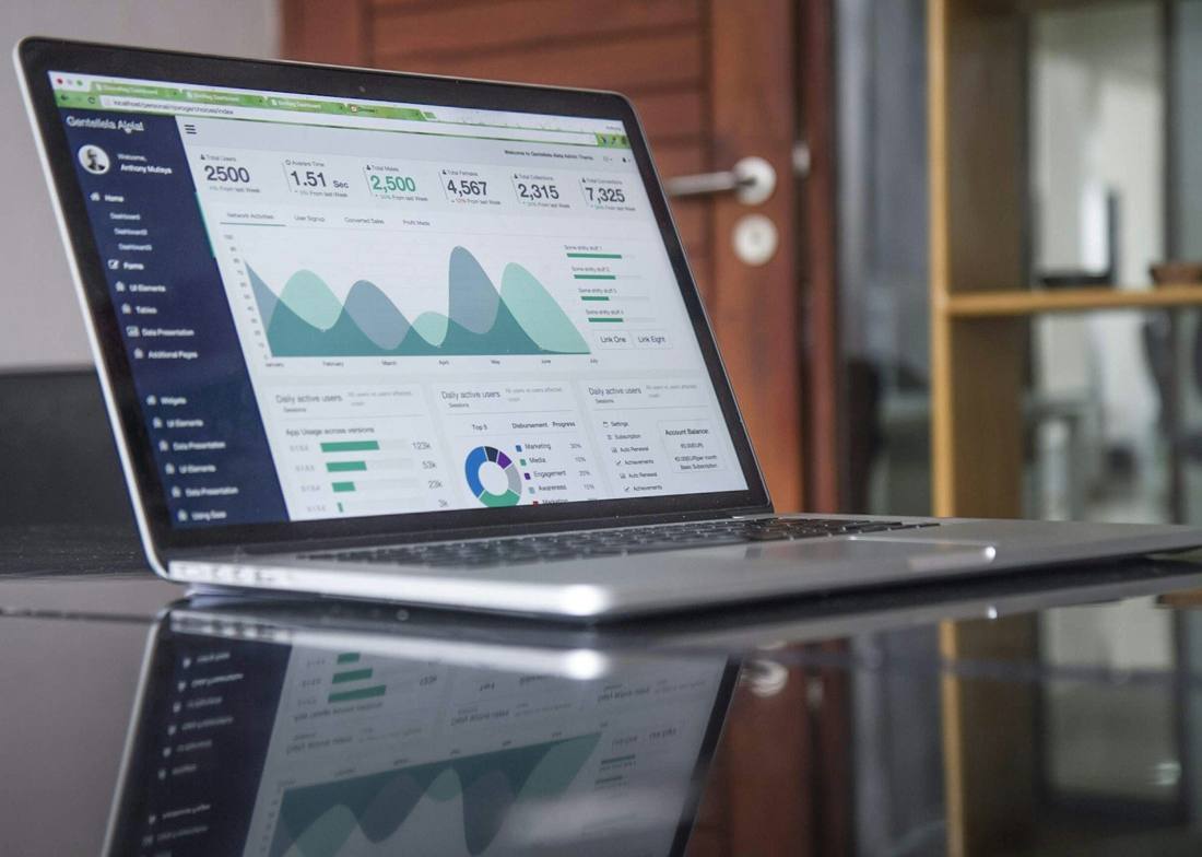Laptop mit Diagrammen und einer Website-Auswertung auf dem Bildschirm