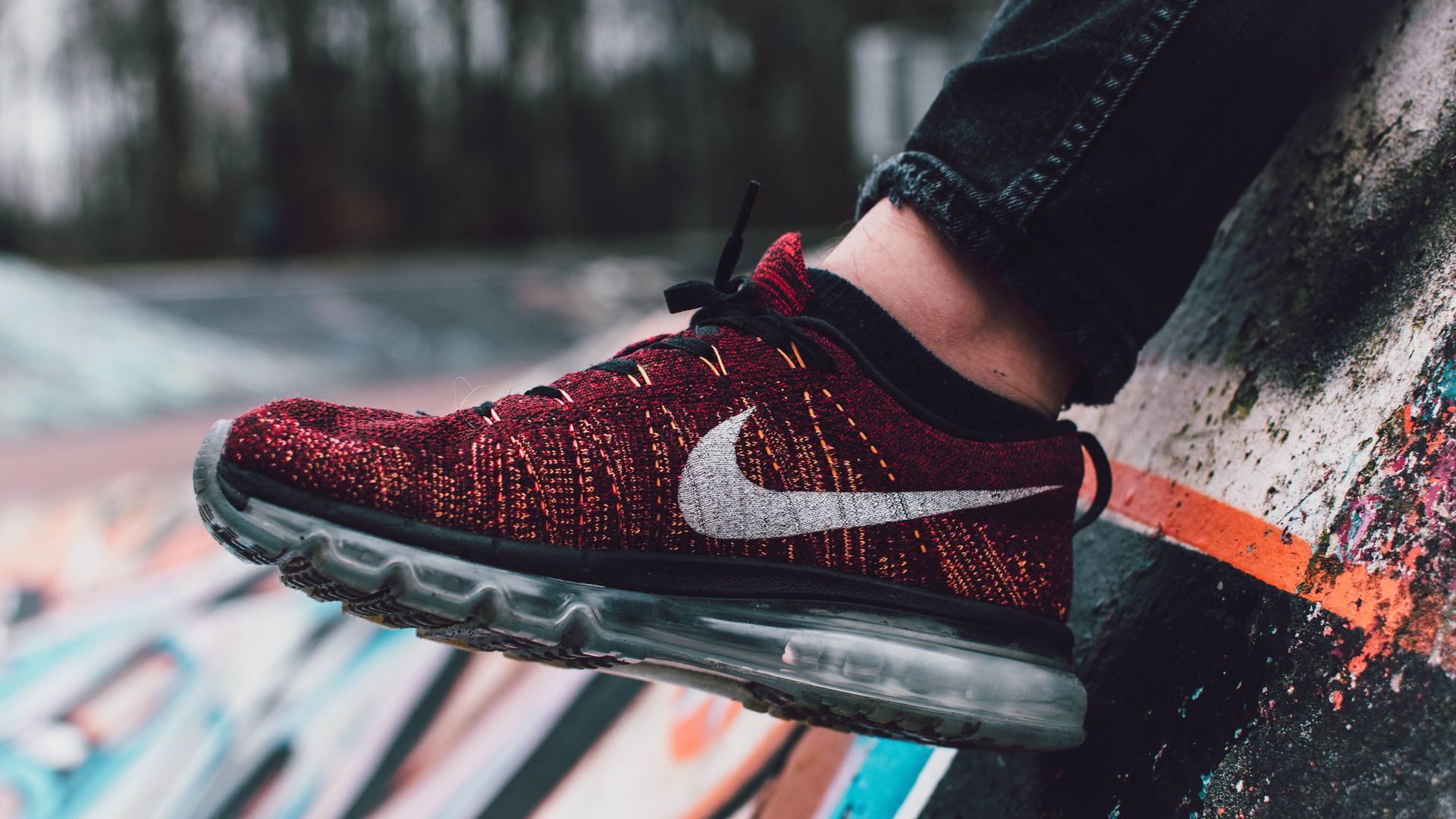 Getragener Nike Sneaker mit Flyknit-Obermaterial und sichtbarer Air-Sohle in Nahaufnahme