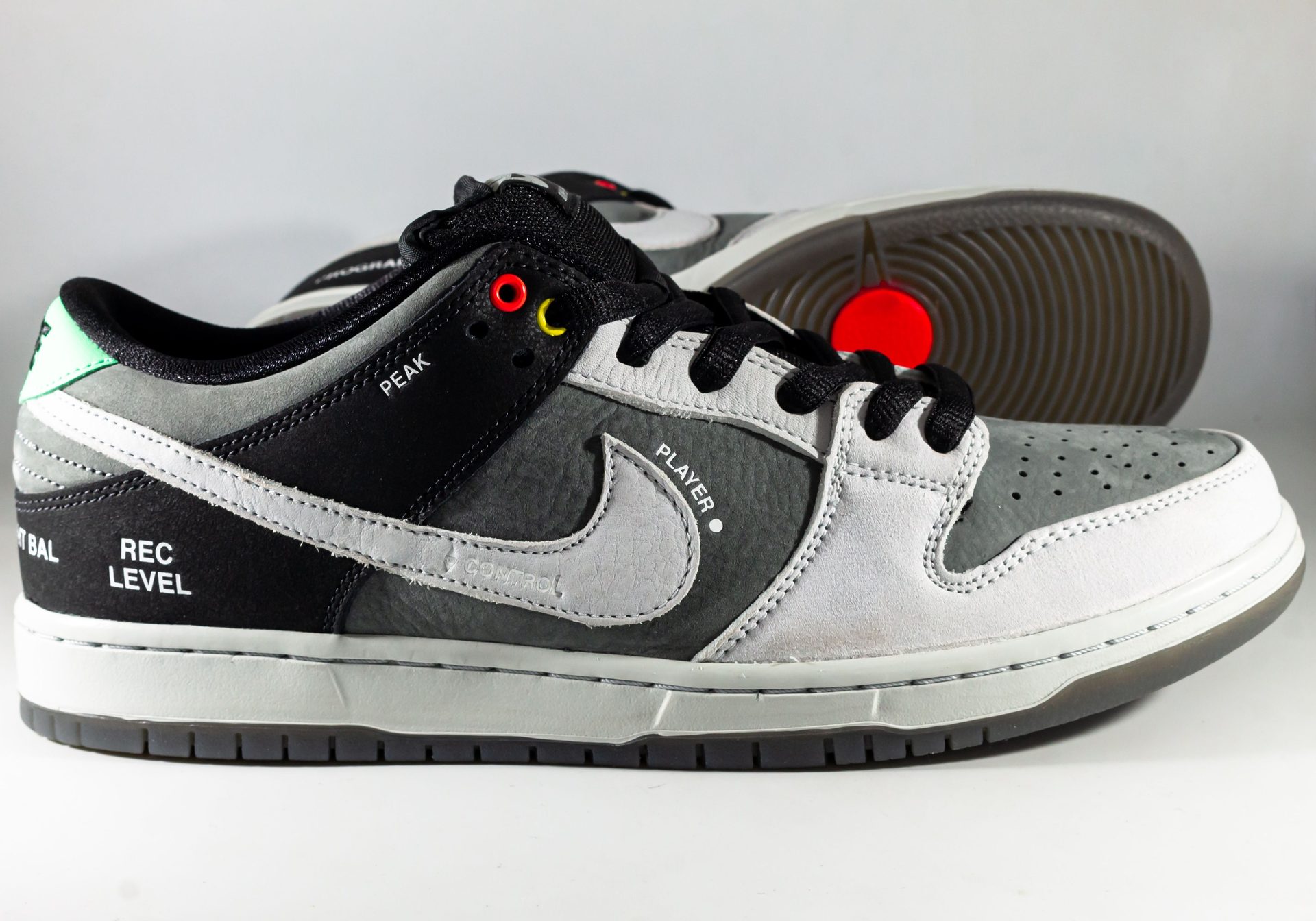 Nike Dunk Low Sneaker in Grau und Schwarz mit bedrucktem Textdetail und mintgrünem Fersenakzent