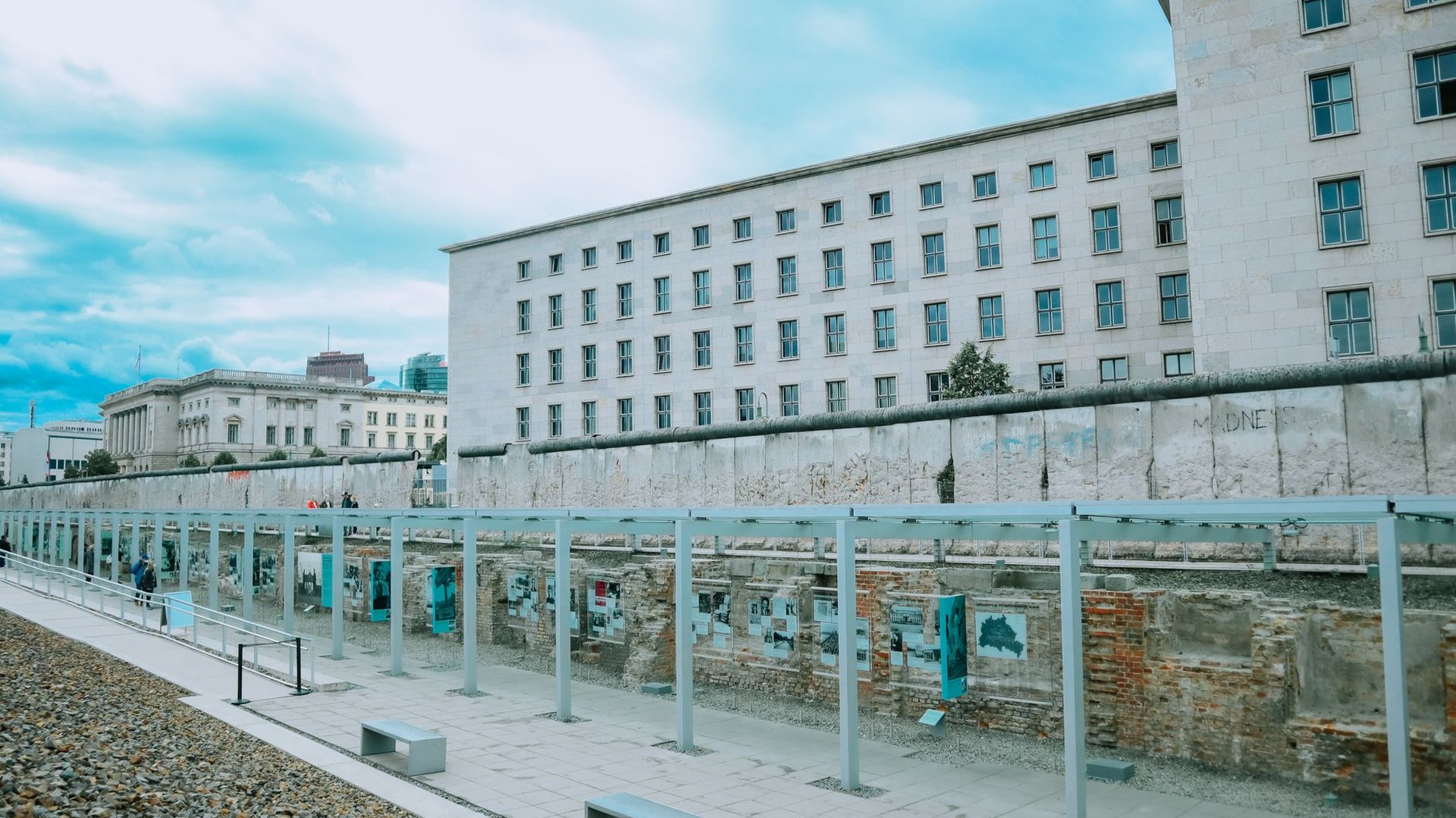 Erhaltenes Teilstück der Berliner Mauer an der Niederkirchnerstraße in Berlin