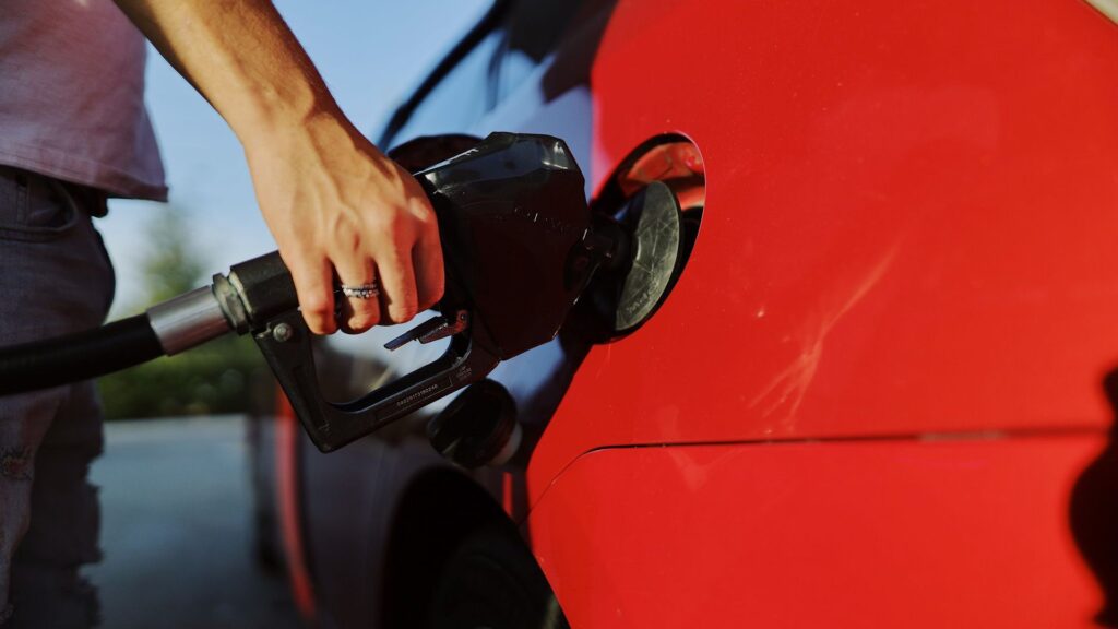 Warum unterscheiden sich die Preise an bemannten und unbemannten Tankstellen?